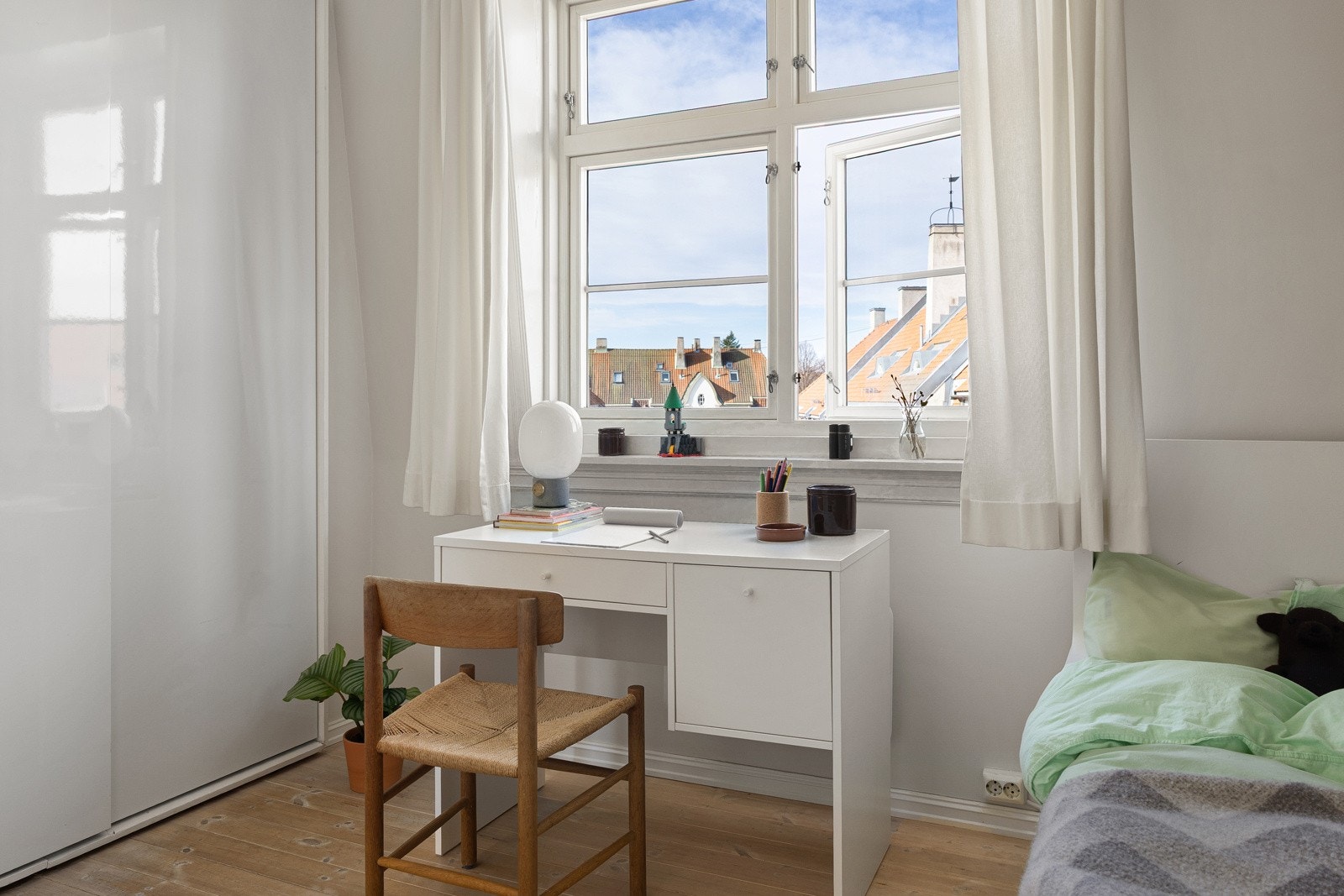 Rommet har minimalt med innsyn, og plass til seng og skrivebord. Overflatene ble sparklet og malt i 2025. Galleribilde