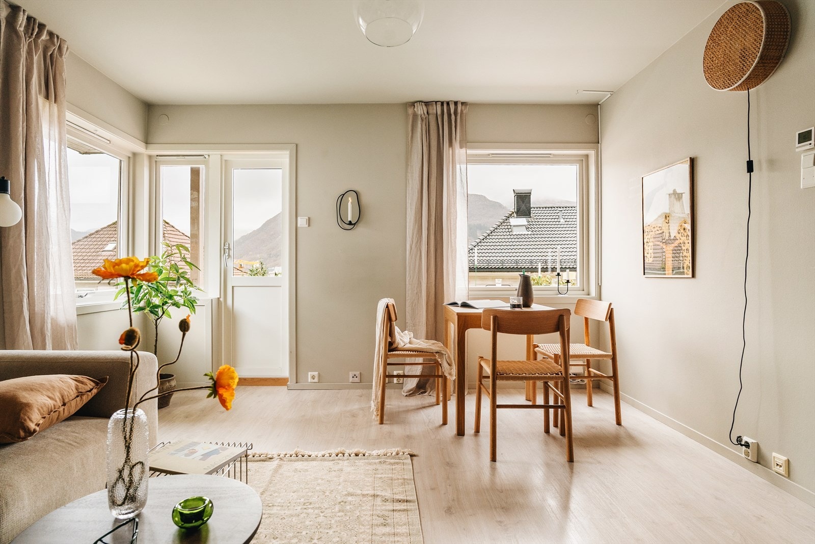 Boligen har gjennomgående 1-stavs laminatgulv fra 2020. Galleribilde