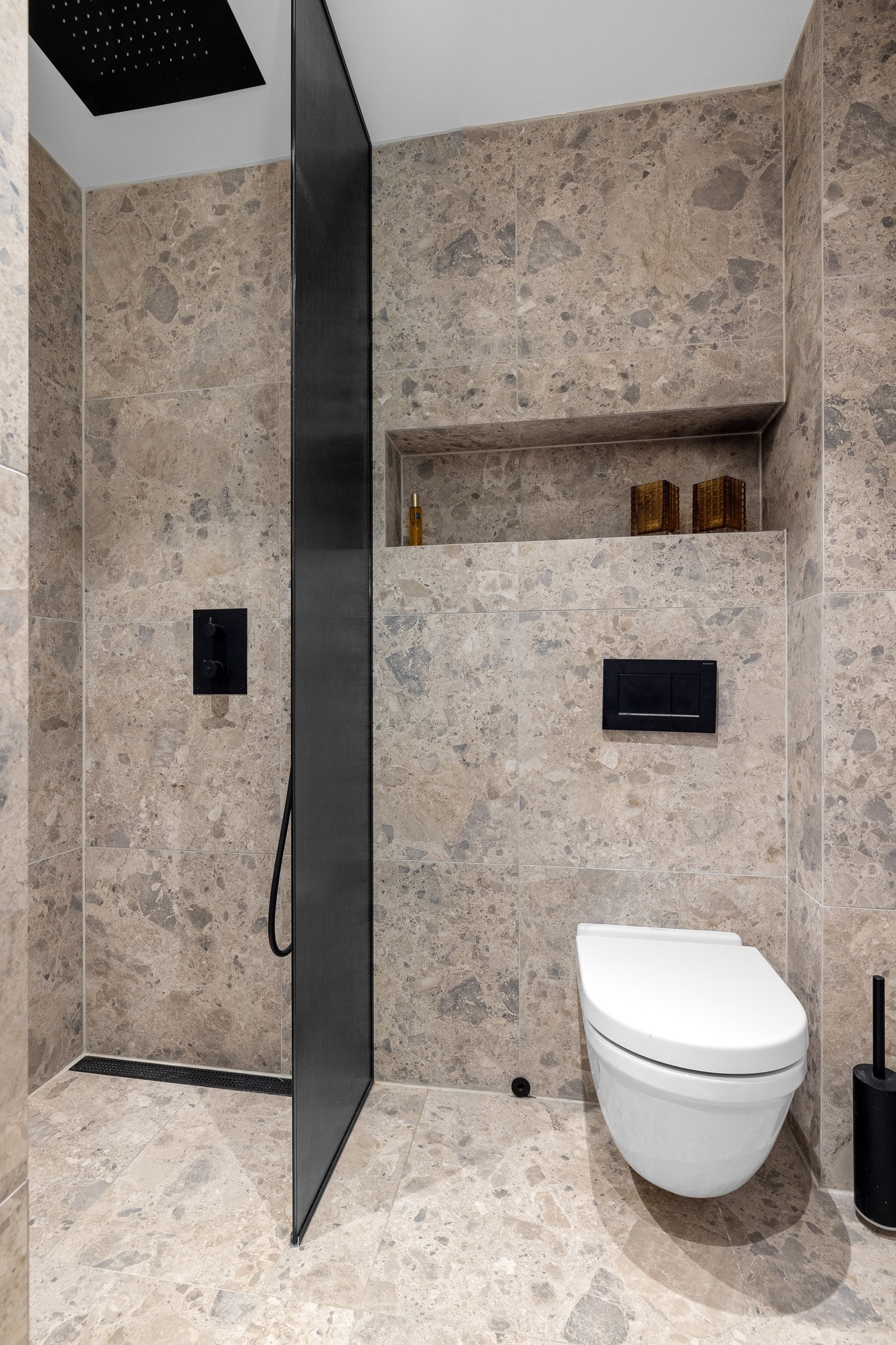 Badet er flislagt med lekre fliser og har varme i gulvet. Galleribilde