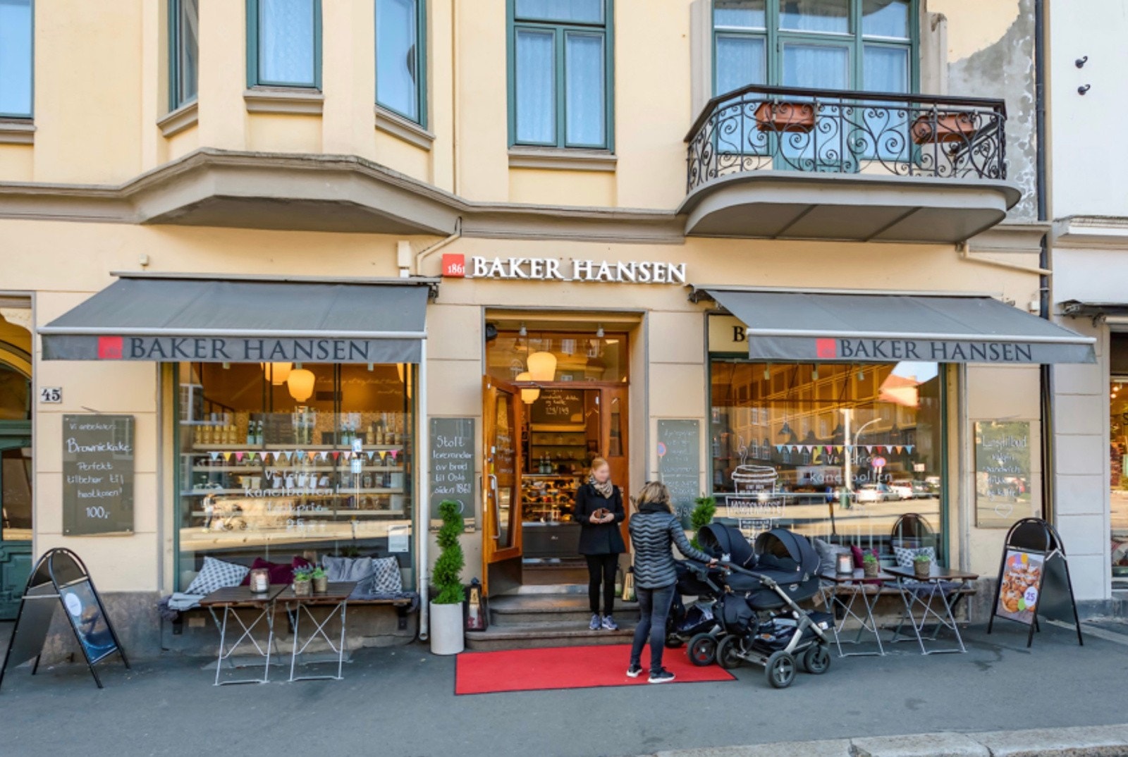 Hyggelige kaféer og restauranter som Baker Hansen, Java, Smalhans, Roleur, Schrøder, Pascal, Kaffebrenneriet og Kolonialen, samt Åpent Bakeri. Galleribilde
