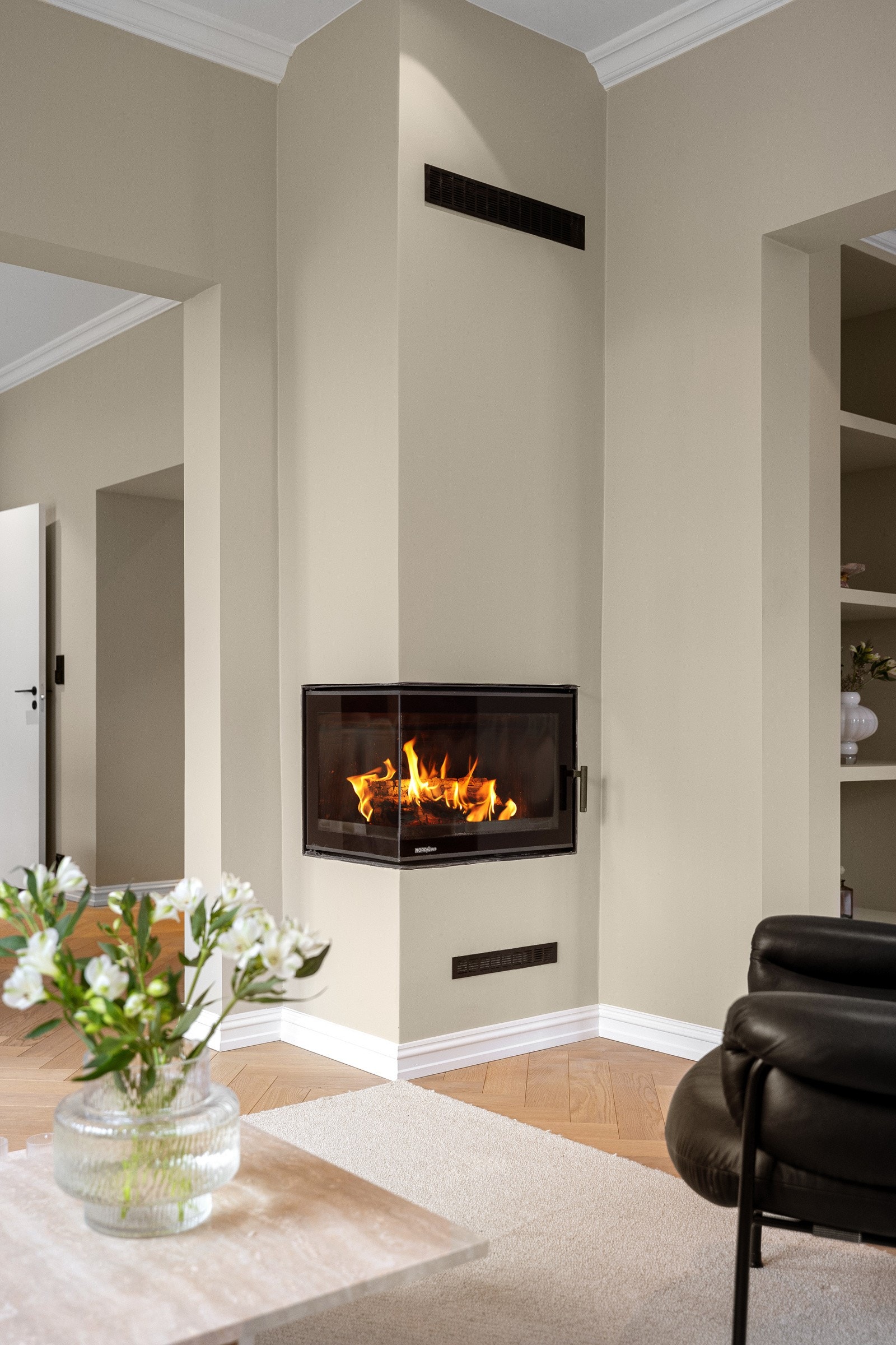 Moderne peisovn som gir god varme. God plass til en hyggelig lounge ved peisen. Galleribilde