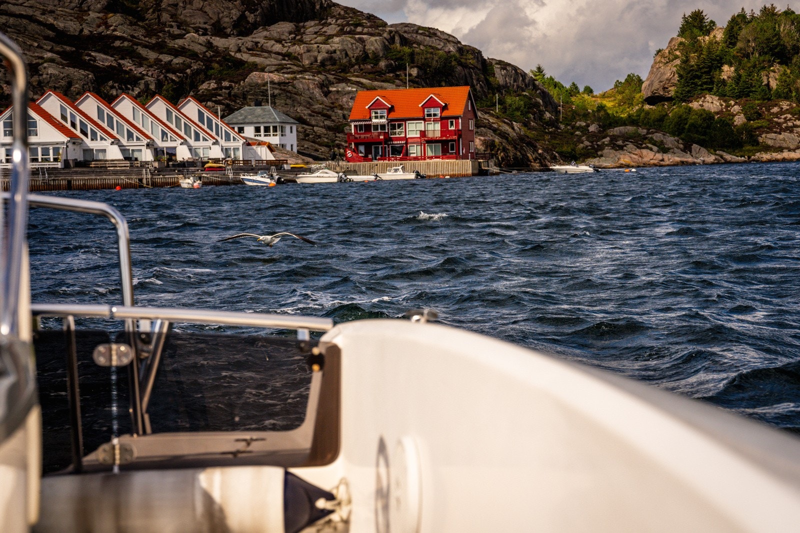 Luksusen her er den kort veien til sjø og fiske. Galleribilde