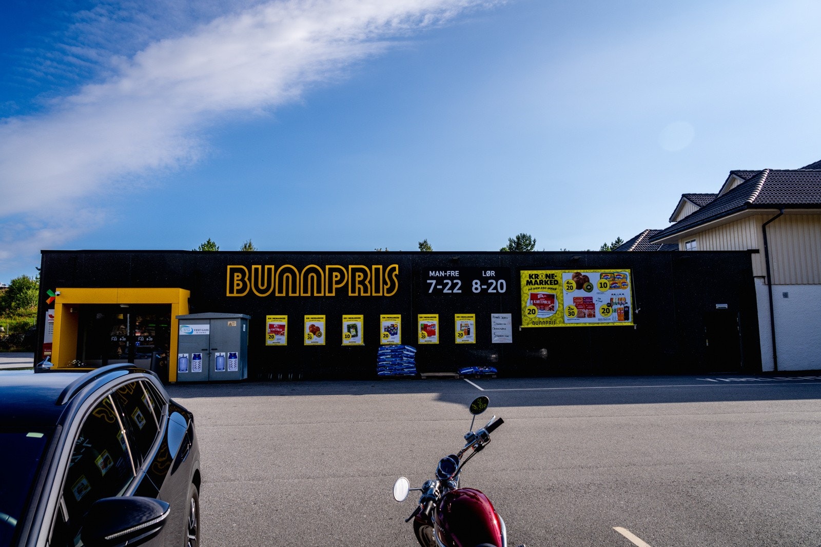 Bunnpris er siste butikk før du kjører videre mot Telavåg og Lavikaneset. Galleribilde
