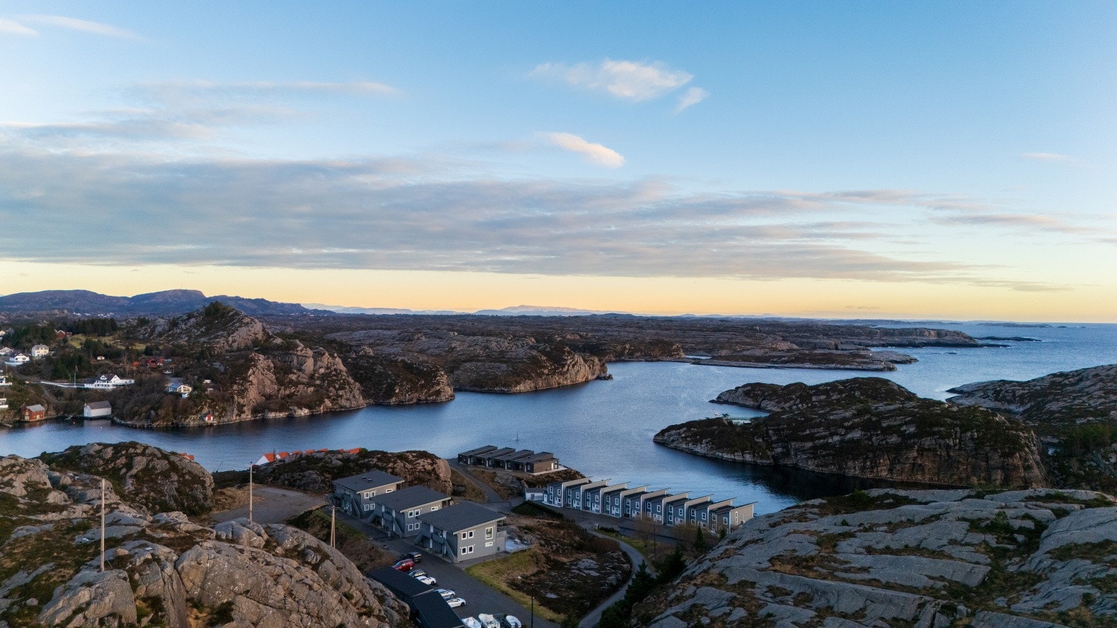 Fantastisk beliggenhet med sjø og natur rett inn stuevinduet! Galleribilde