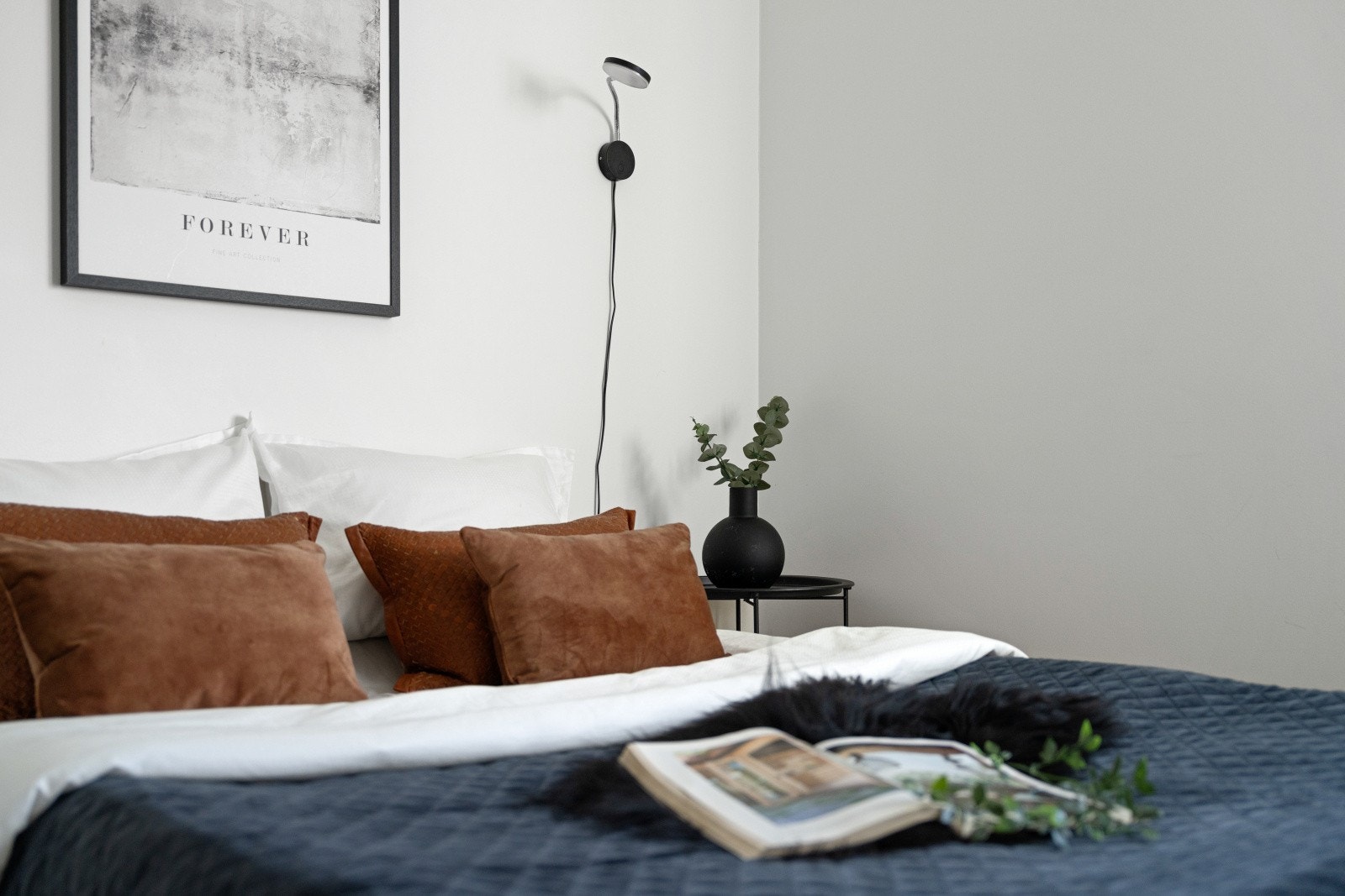 Store vinduer slipper inn rikelig med dagslys, noe som bidrar til en luftig og behagelig atmosfære. Galleribilde