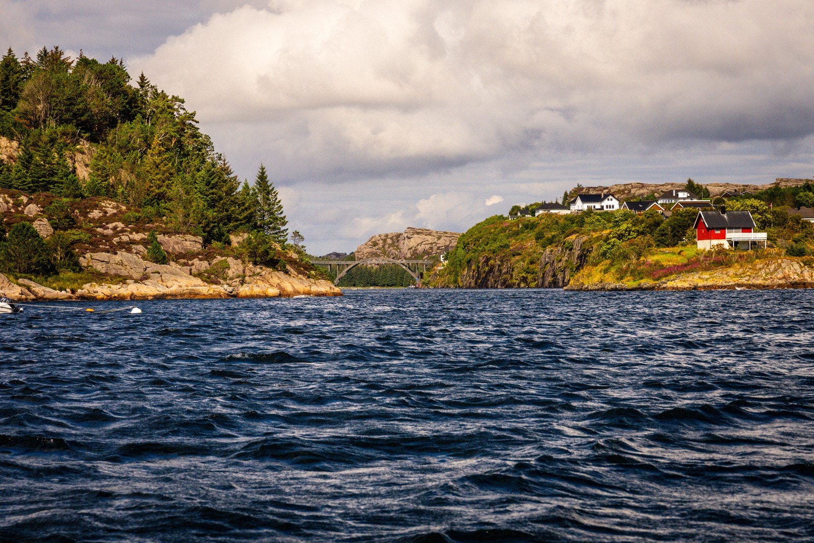 Broen til Telavåg fra sjøen. Galleribilde