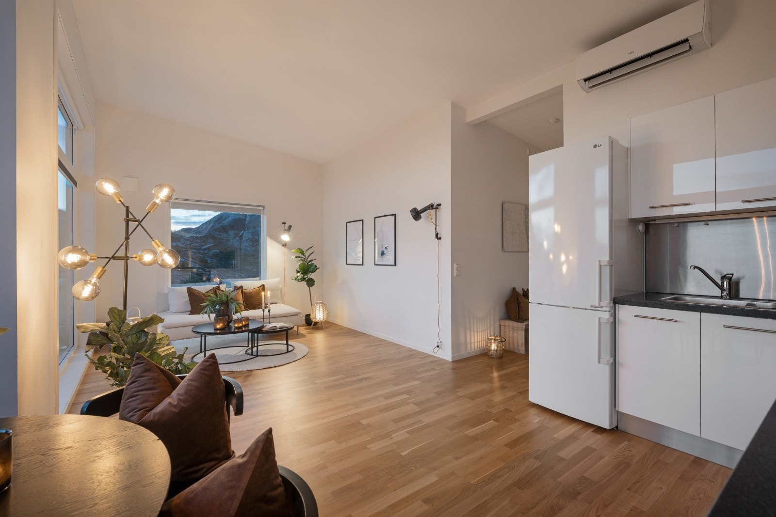 Stor og god plass til både spisestue og en deilig sofagruppe. Galleribilde