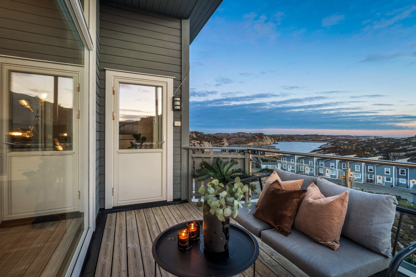 På solrike dager blir balkongen et ekstra rom hvor du kan trekke deg tilbake med en god bok eller invitere venner over for et glass i hyggelige omgivelser Galleribilde