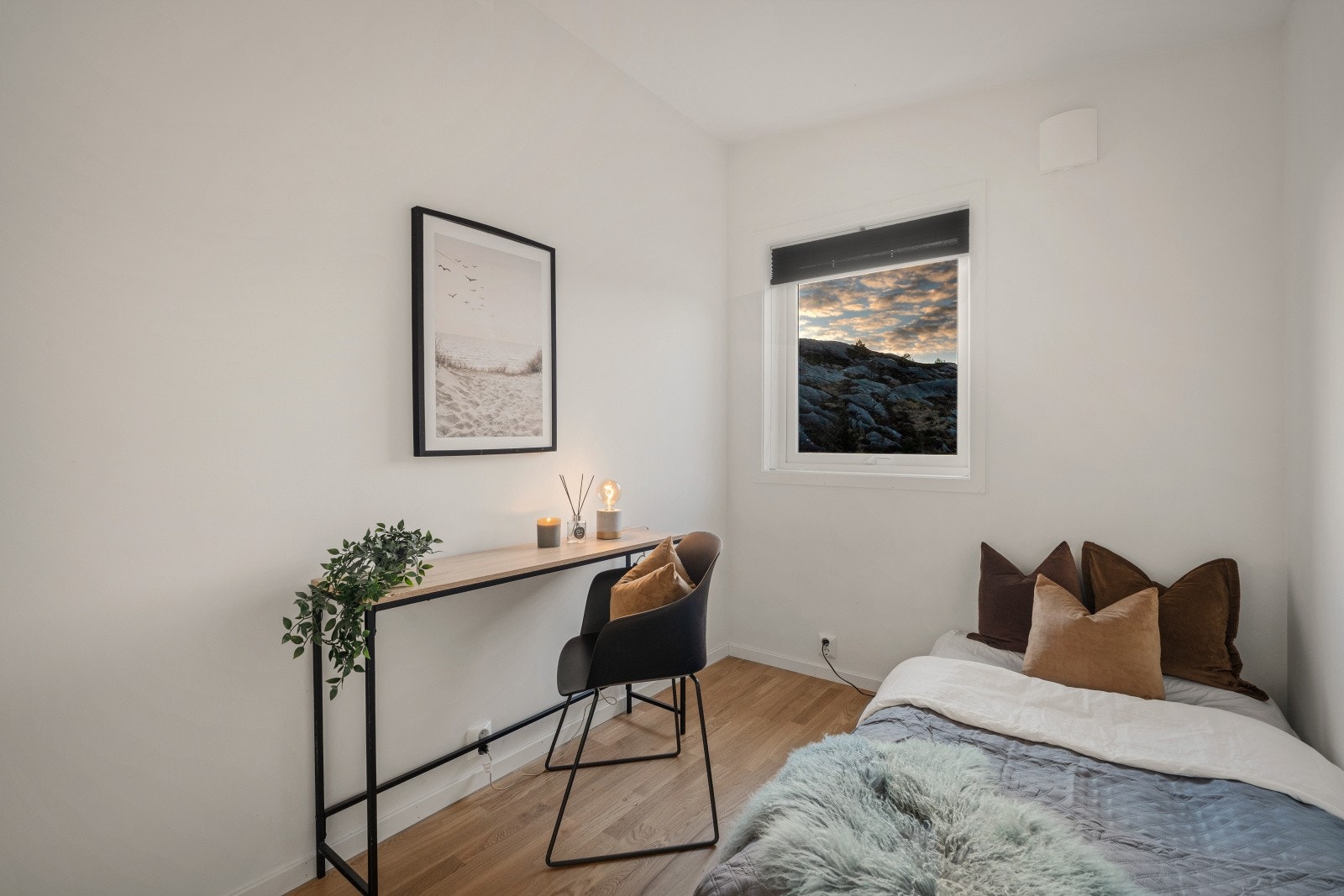 Et vindu sørger for naturlig lys og lufting, og gir rommet en følelse av å være større enn det er. Galleribilde