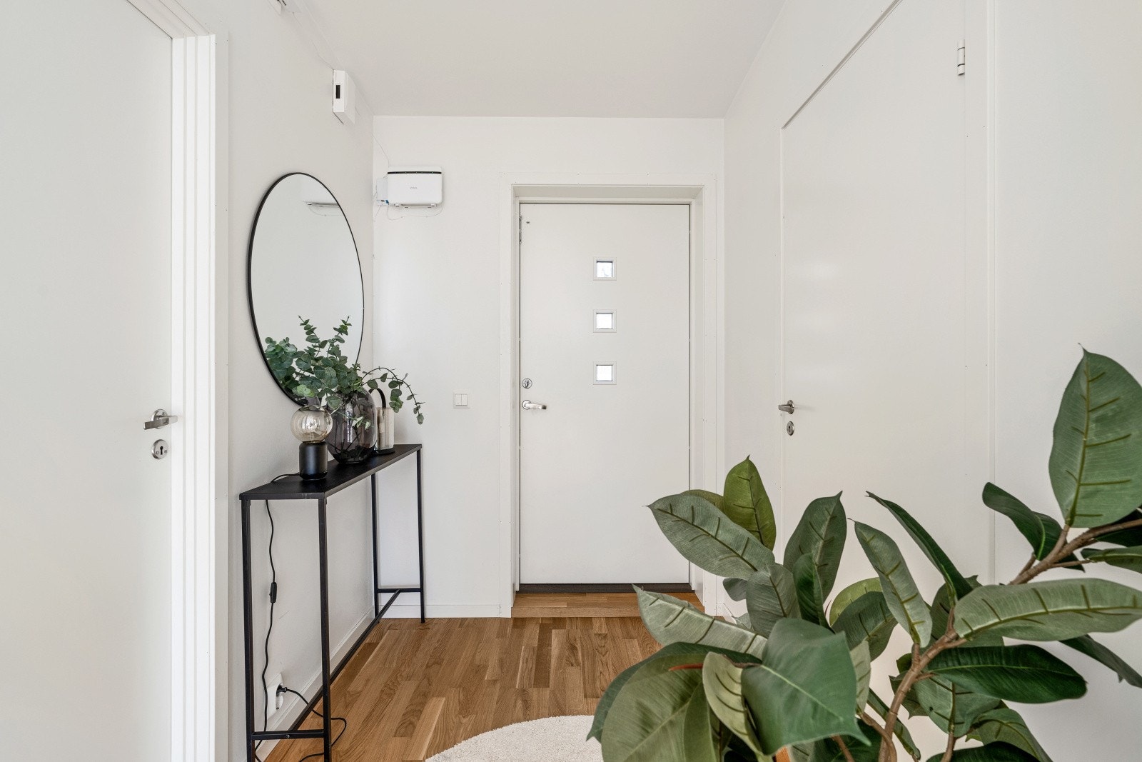 Lyst og lekkert inngangsparti med god plass til å henge fra seg yttertøy. Galleribilde