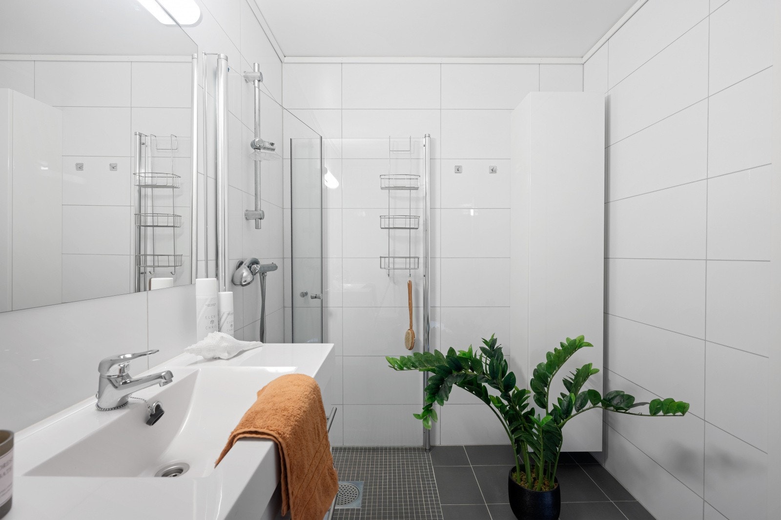 288519_A7400557Badet på 5,1 kvadratmeter har en effektiv planløsning som gir deg god bevegelsesfrihet. Her finner du helstøpt servant med skuffer under, noe som gir deg praktisk oppbevaringsplass for håndklær og toalettsaker. Galleribilde