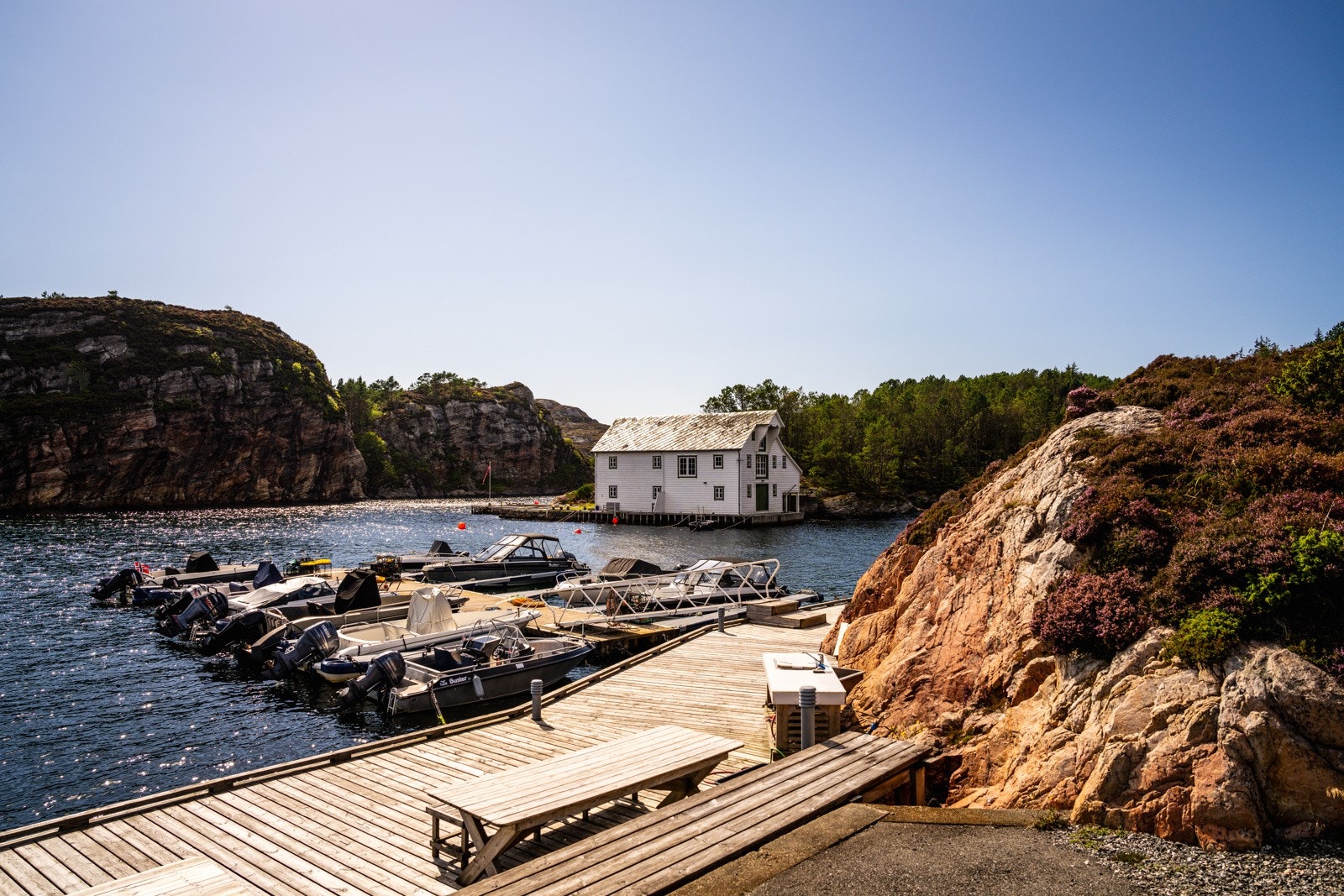 I Marinaen her ligger båten godt i le for vær og vind, det er og lagt tilrette med sløyebenker med vanntilførsel. Galleribilde