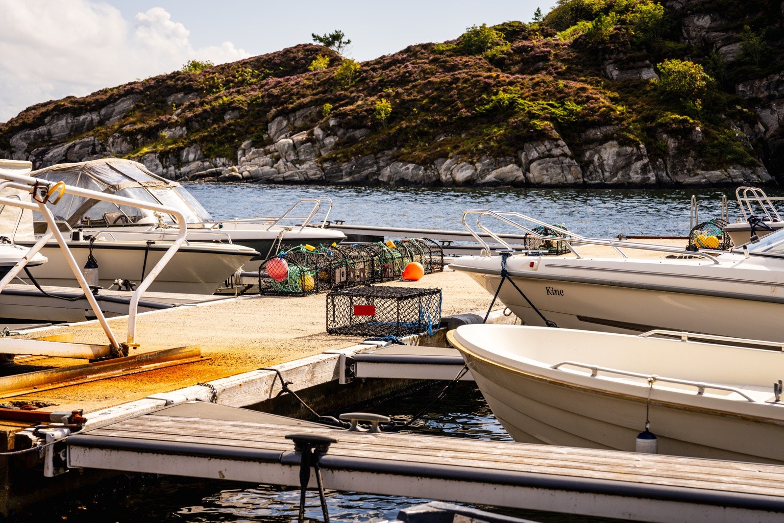 Båten ligger ca. 3-4 minutter gange fra leiligheten og det er like ovenfor egne boder som brukes til oppbevaring av fiskeredskaper. Galleribilde