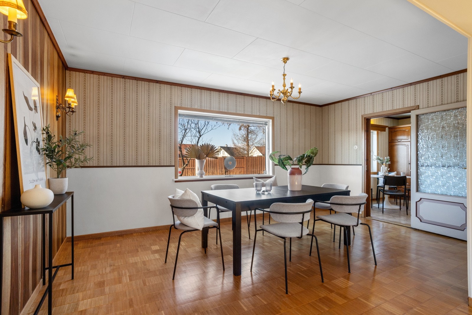 Spisestue med god plass til spisebord og mange gjester. Galleribilde