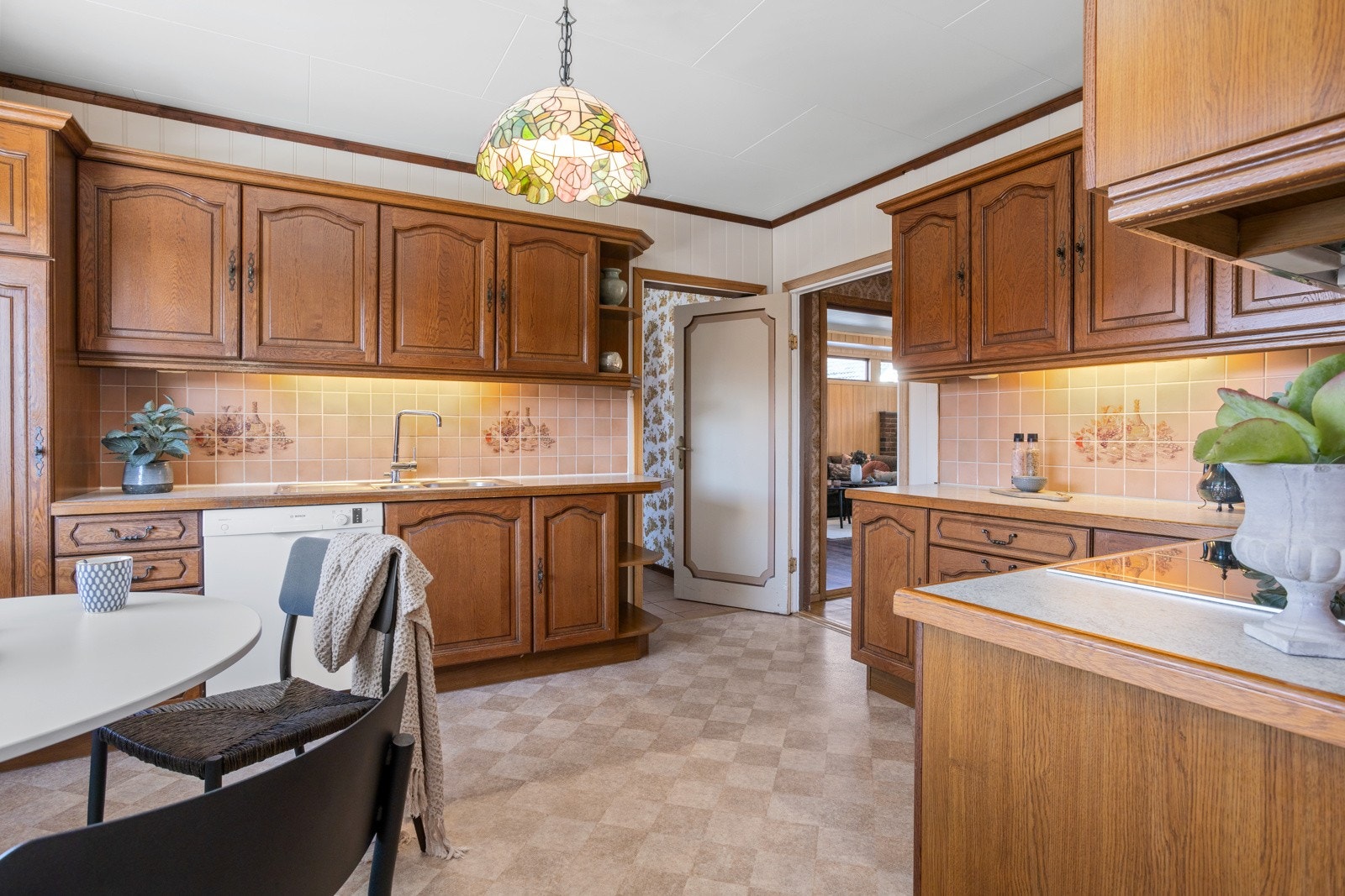 Kjøkkenet er av god størrelse og det er godt med skap- og benkeplass. Galleribilde