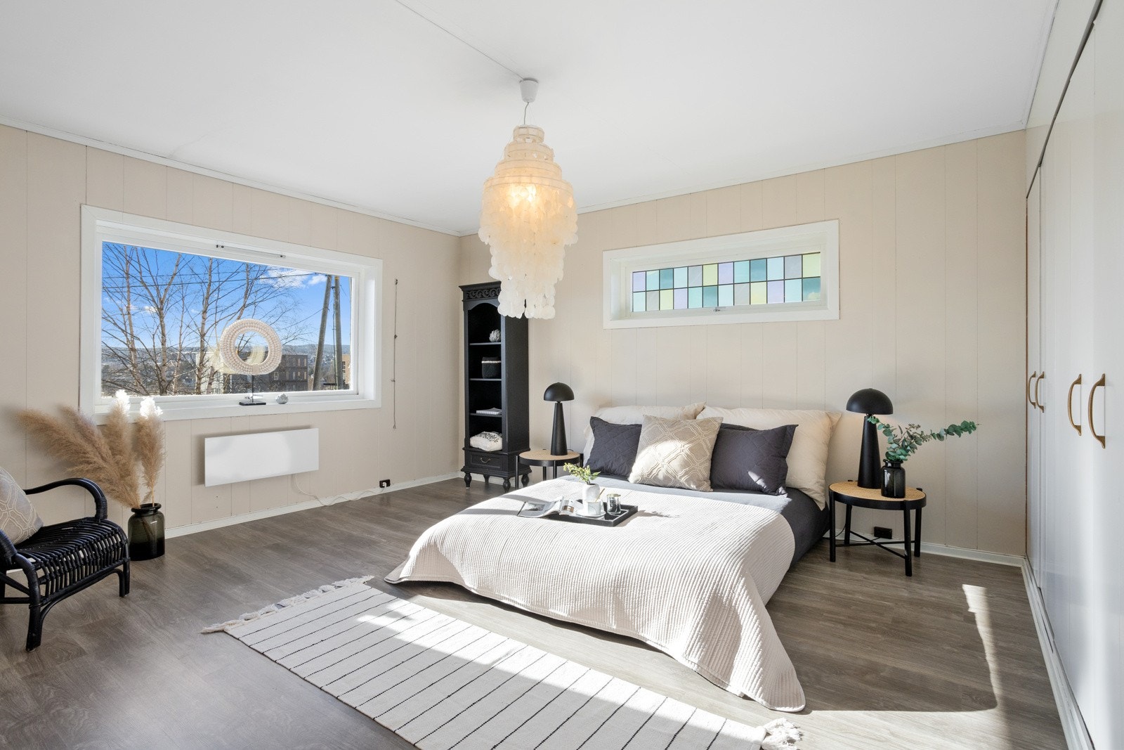 Soverom med god plass til dobbeltseng. Galleribilde