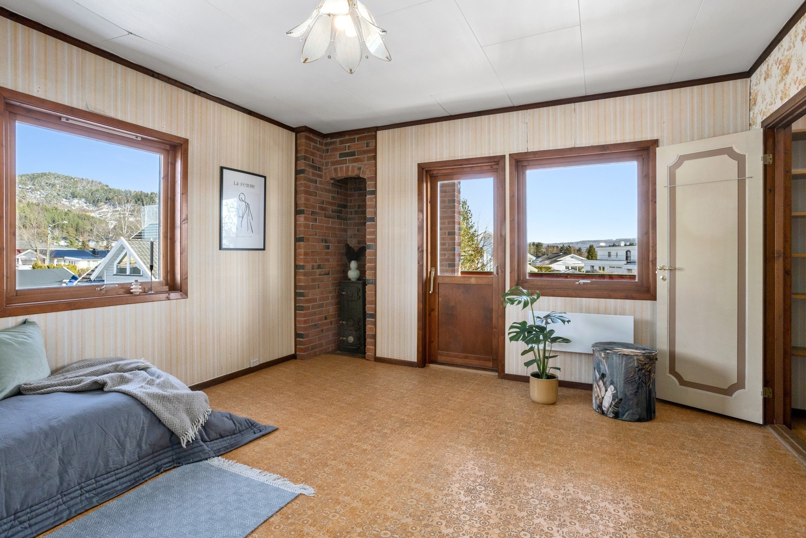 Soverom nummer fire, med ildsted og walk-in closet og utgang til veranda. Galleribilde