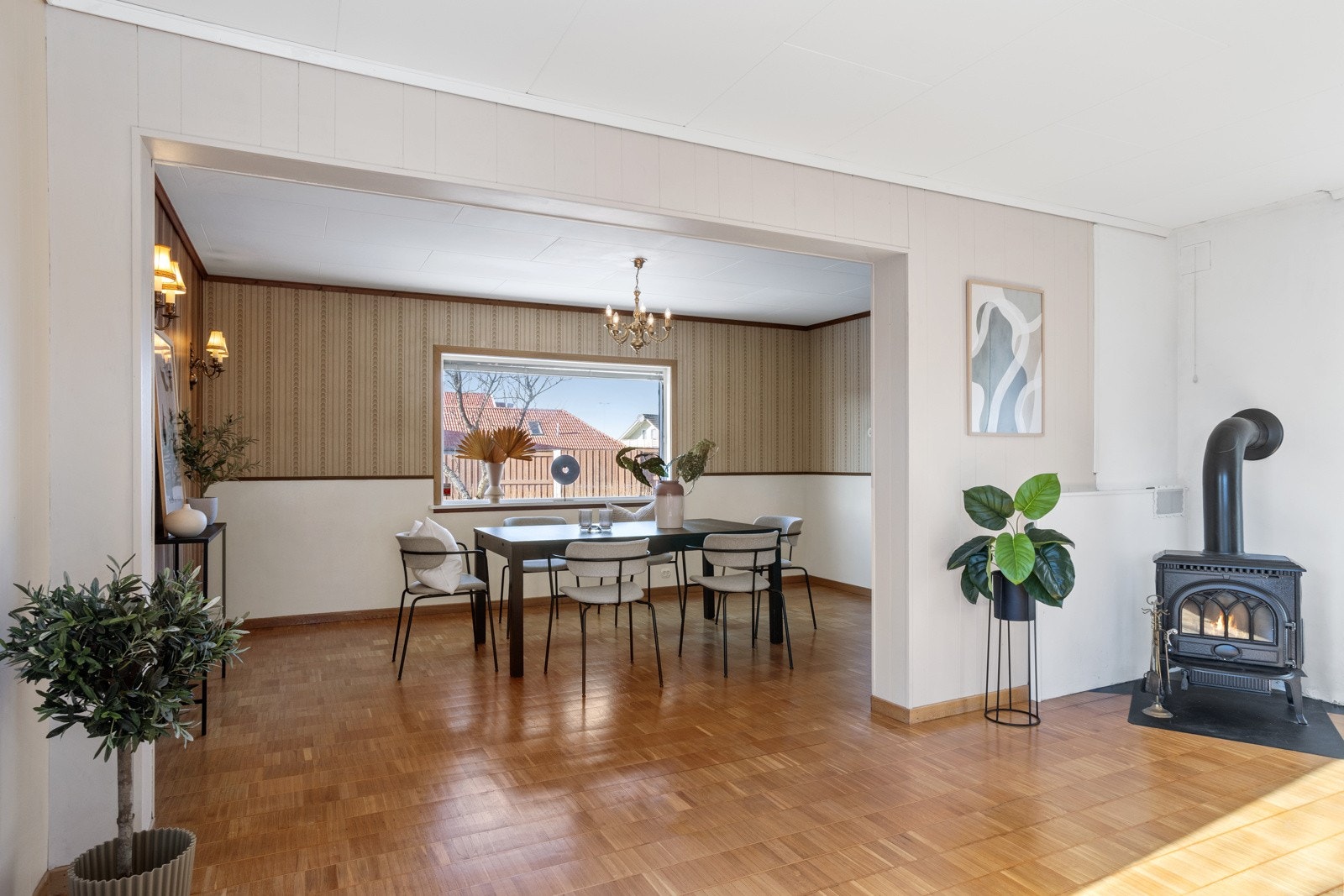 Fra stuen har man tilgang til spisestuen. Galleribilde