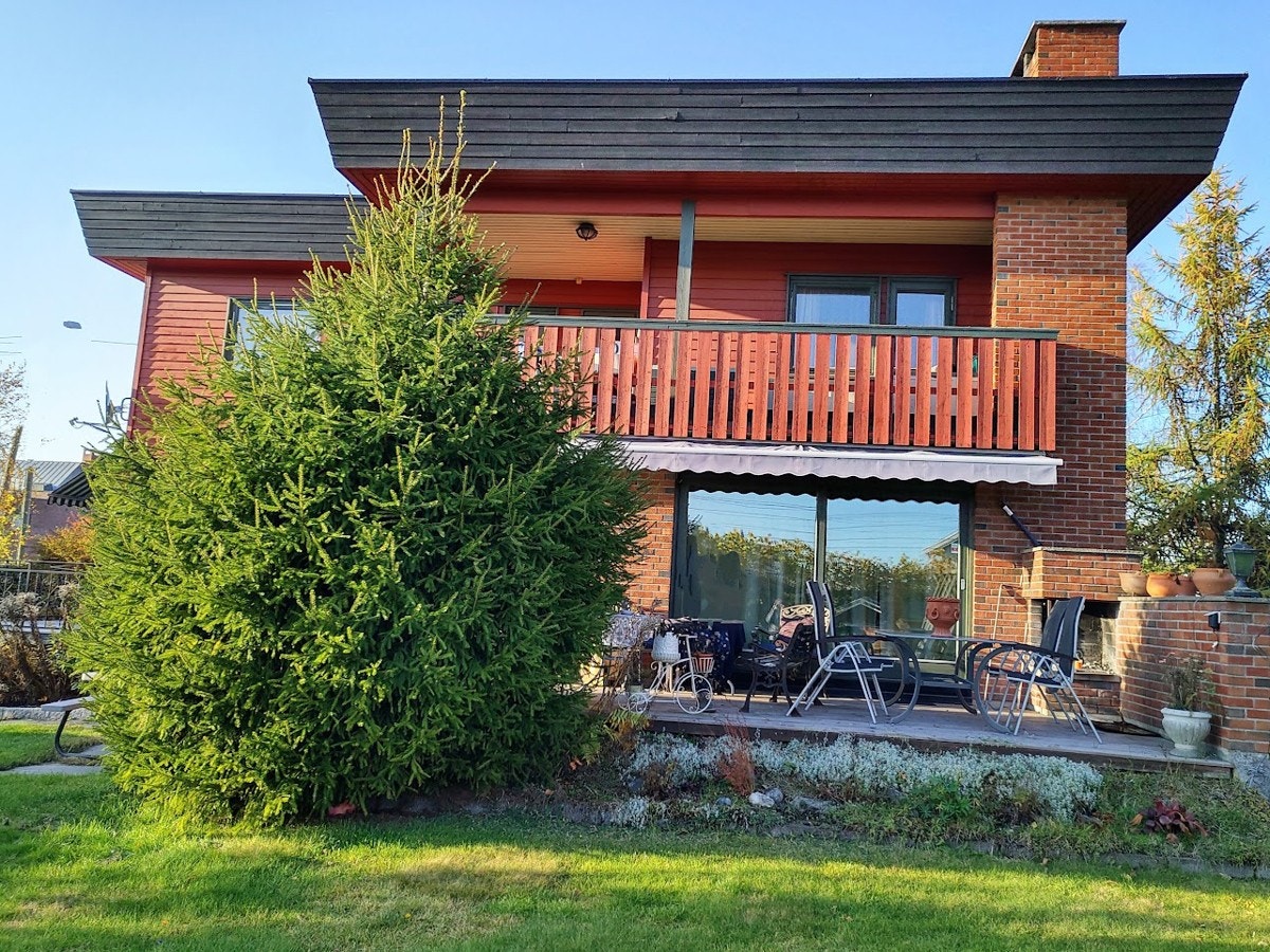 Hyggelig terrasse med utepeis. Galleribilde