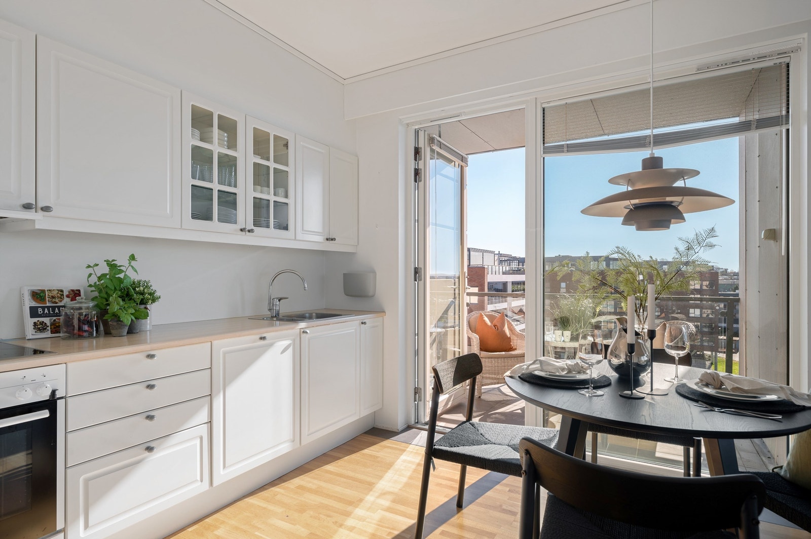 Kjøkkenet har integrerte hvitevarer og utgang til en av 2 balkonger Galleribilde