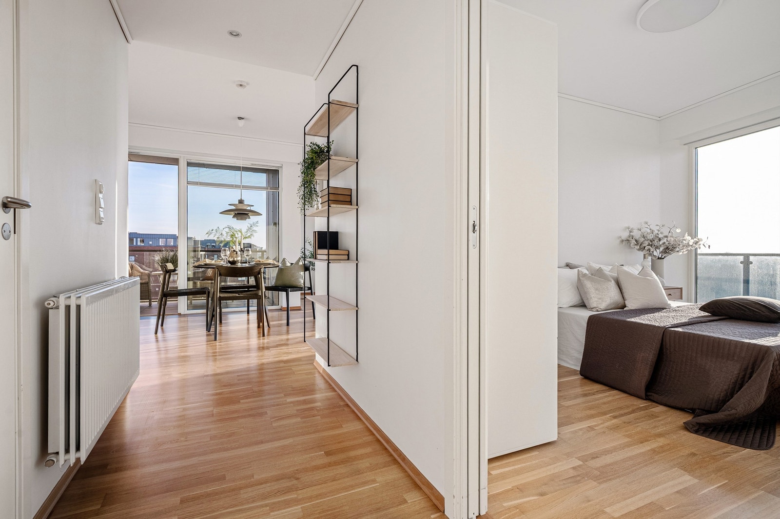 Det er adkomst til det største soverommet via plassbesparende skyvedør Galleribilde