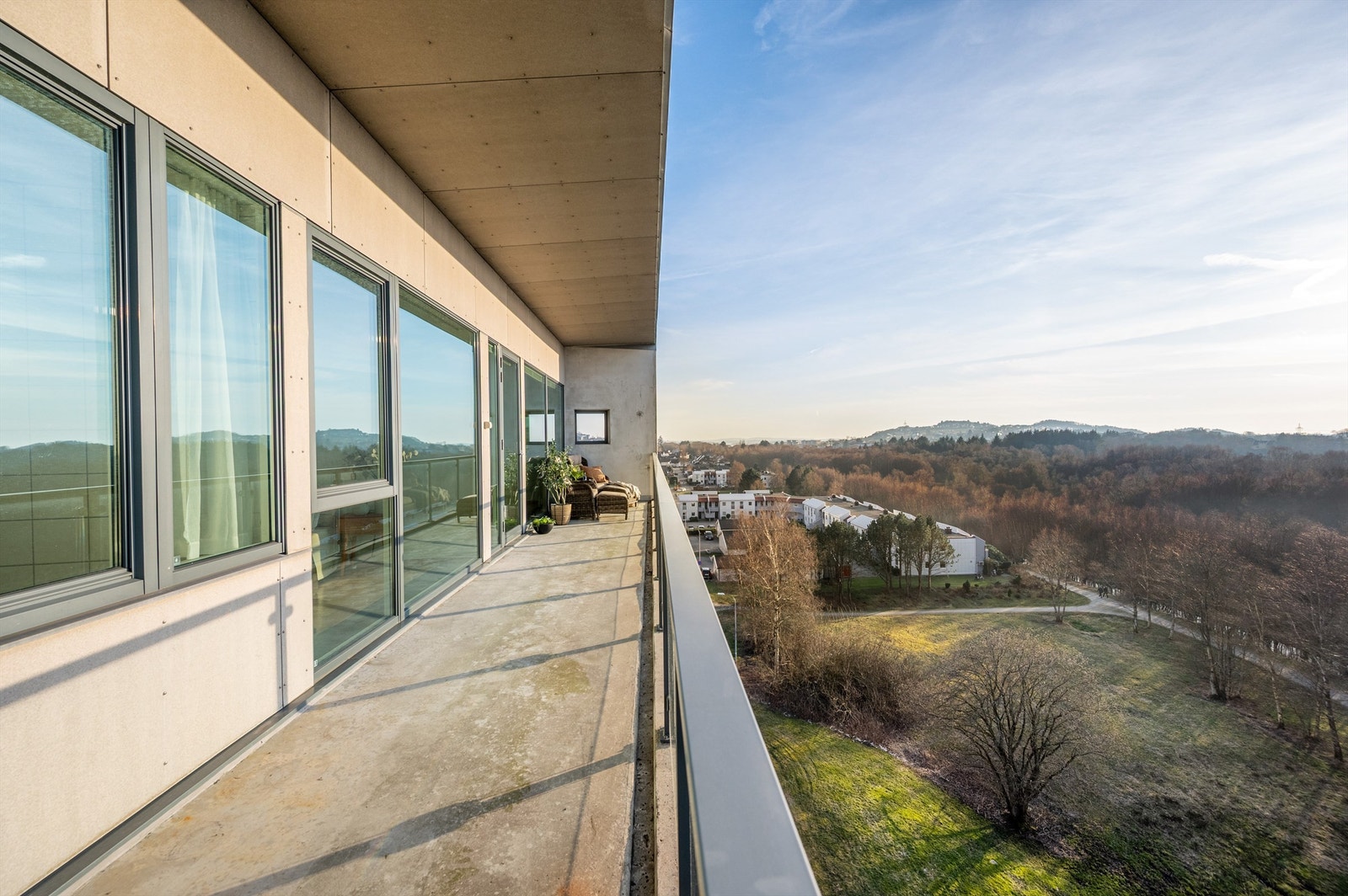 Den store, vestvendte balkongen er på ca 23 m2 Galleribilde