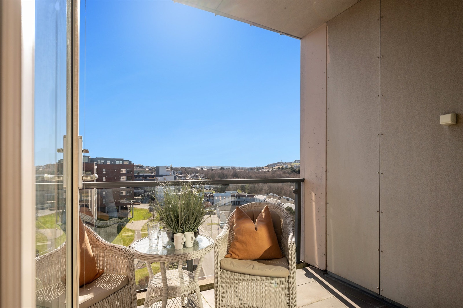 Den minste, sørvendte balkongen er på ca 6 m2 og holder på solen til ca kl. 14.00 Galleribilde