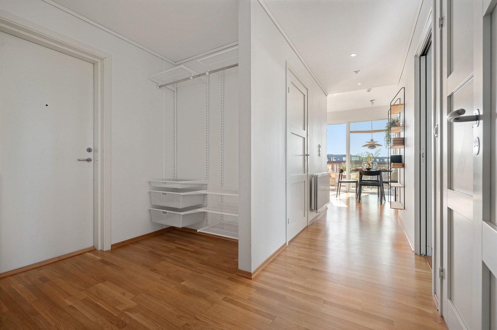 I entréen er det praktisk garderobenisje - Walk in garderoberom/bod er ikke avbildet Galleribilde