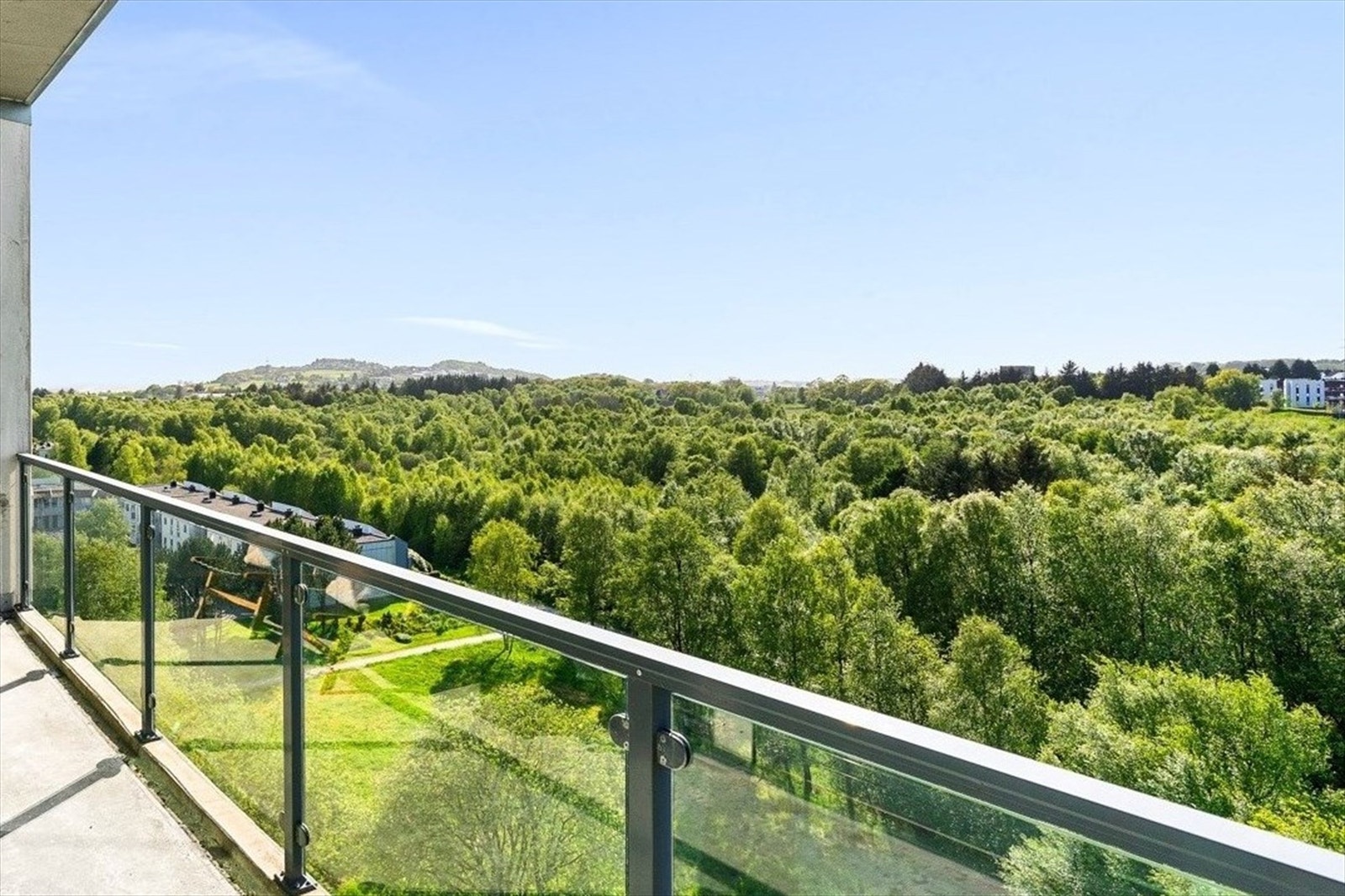 Den store, vestvendte balkongen har ettermiddags- og kveldssol (selgers private bilde) Galleribilde