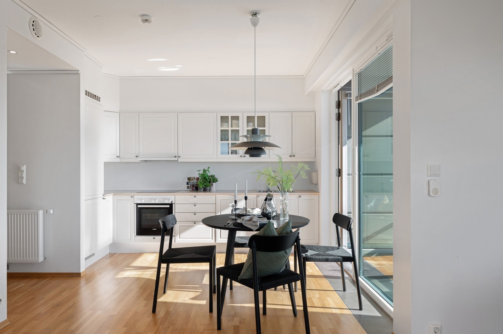 Overskapene er toppforet mot tak Galleribilde