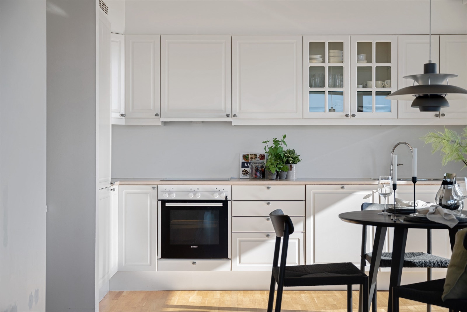 De integrerte hvitevarene består av kjøleskap/frys, komfyr, platetopp og oppvaskmaskin Galleribilde