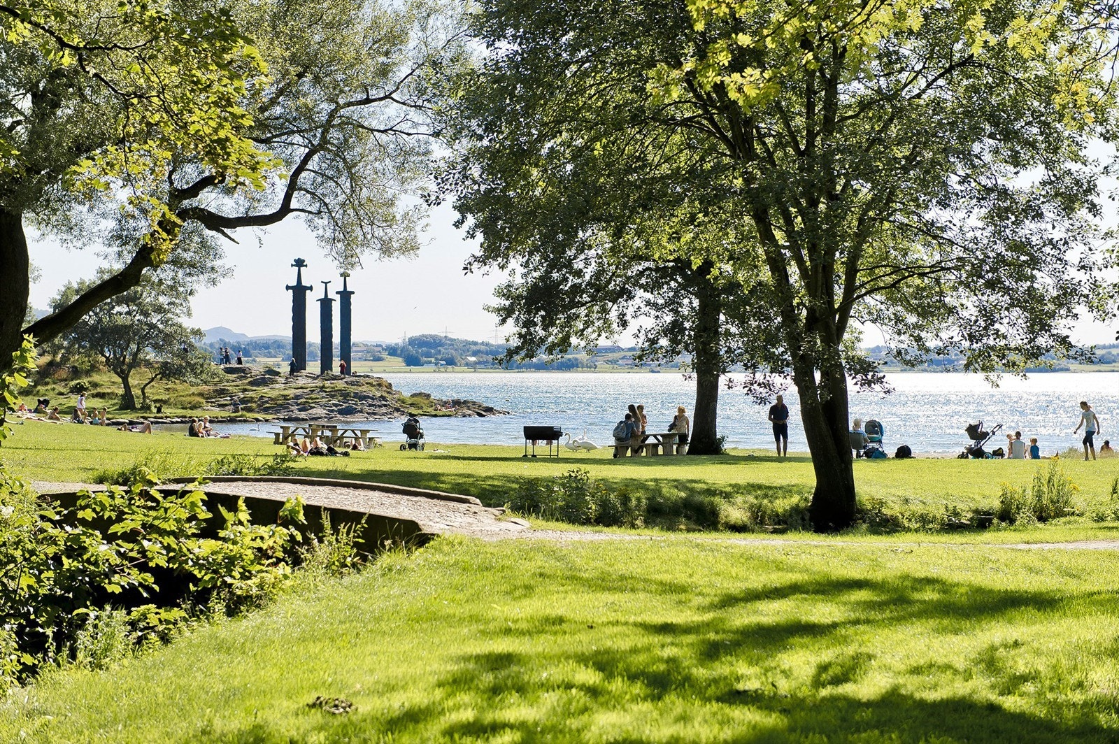Møllebukten med hvit sandstrand og grønne plener ligger like ved Galleribilde