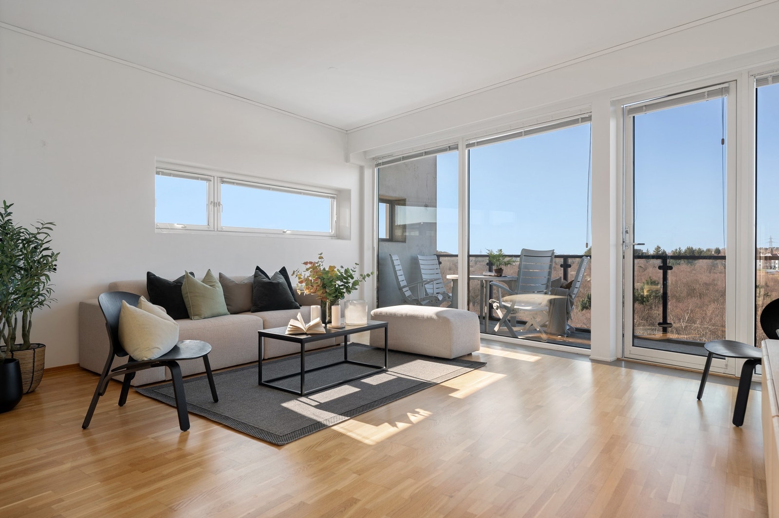 Stuen har fritt utsyn ut over grønn skog og fine turområder Galleribilde