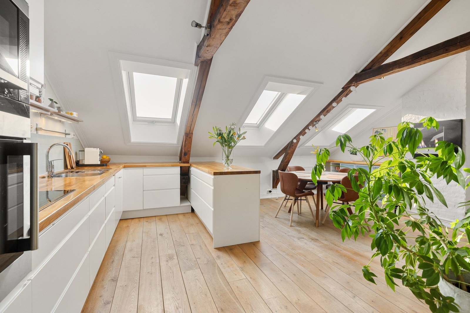 En praktisk barløsning vender ut mot spiseavdelingen og skaper en naturlig overgang mellom kjøkken og oppholdsrom. Galleribilde