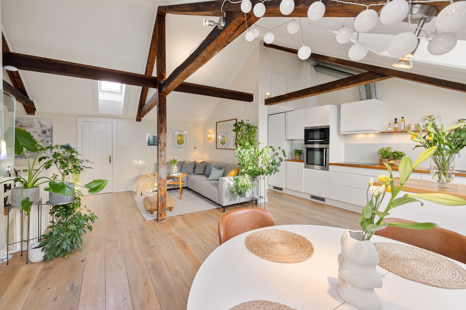 Stuen er lys og innbydende med en romslig planløsning som gir rom for å innrede i flere soner. Galleribilde