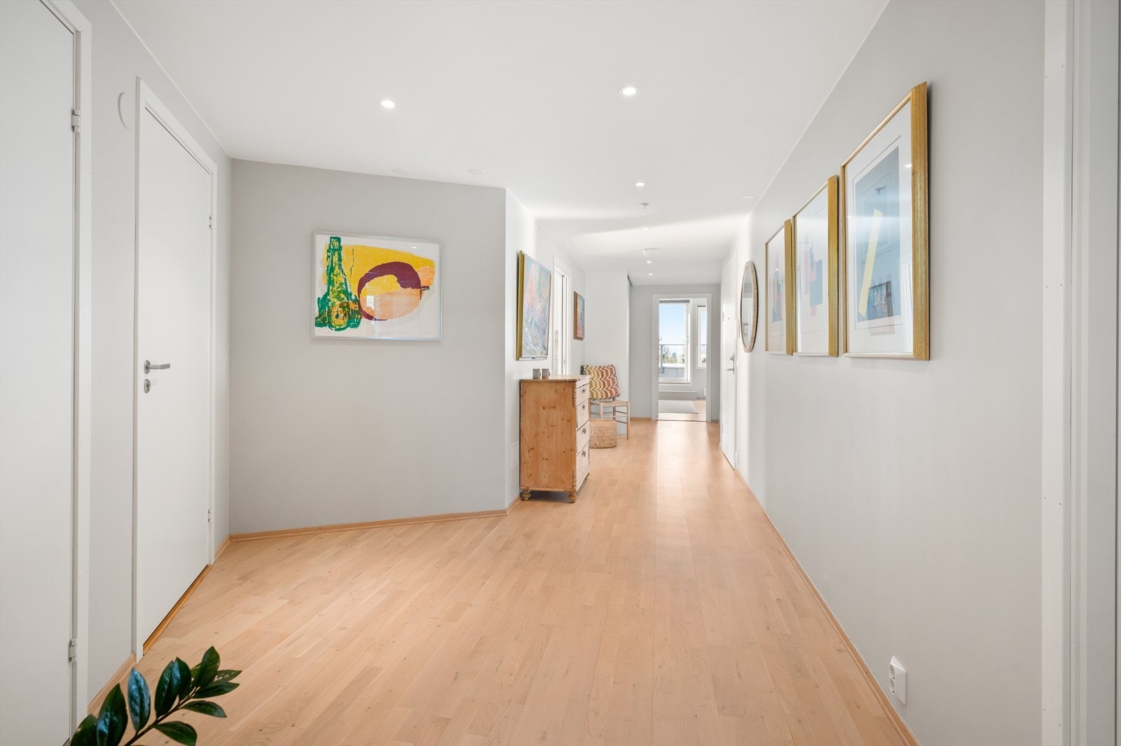 Tilbake i leiligheten tar vi turen til entréen. Entréen i leiligheten er både romslig og innbydende, og setter tonen for resten av leiligheten. Galleribilde