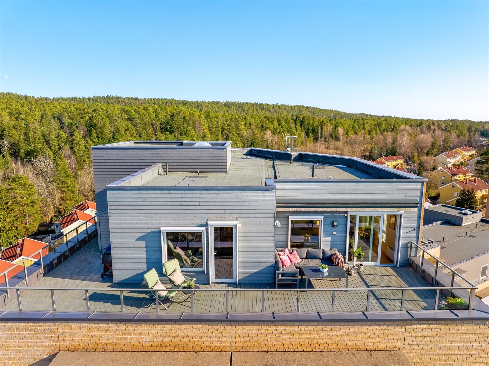 Hellerudveien 69A er en unik og pen 4-roms toppleilighet fra 2015, som byr på en god kombinasjon av stil, plass og komfort. Galleribilde