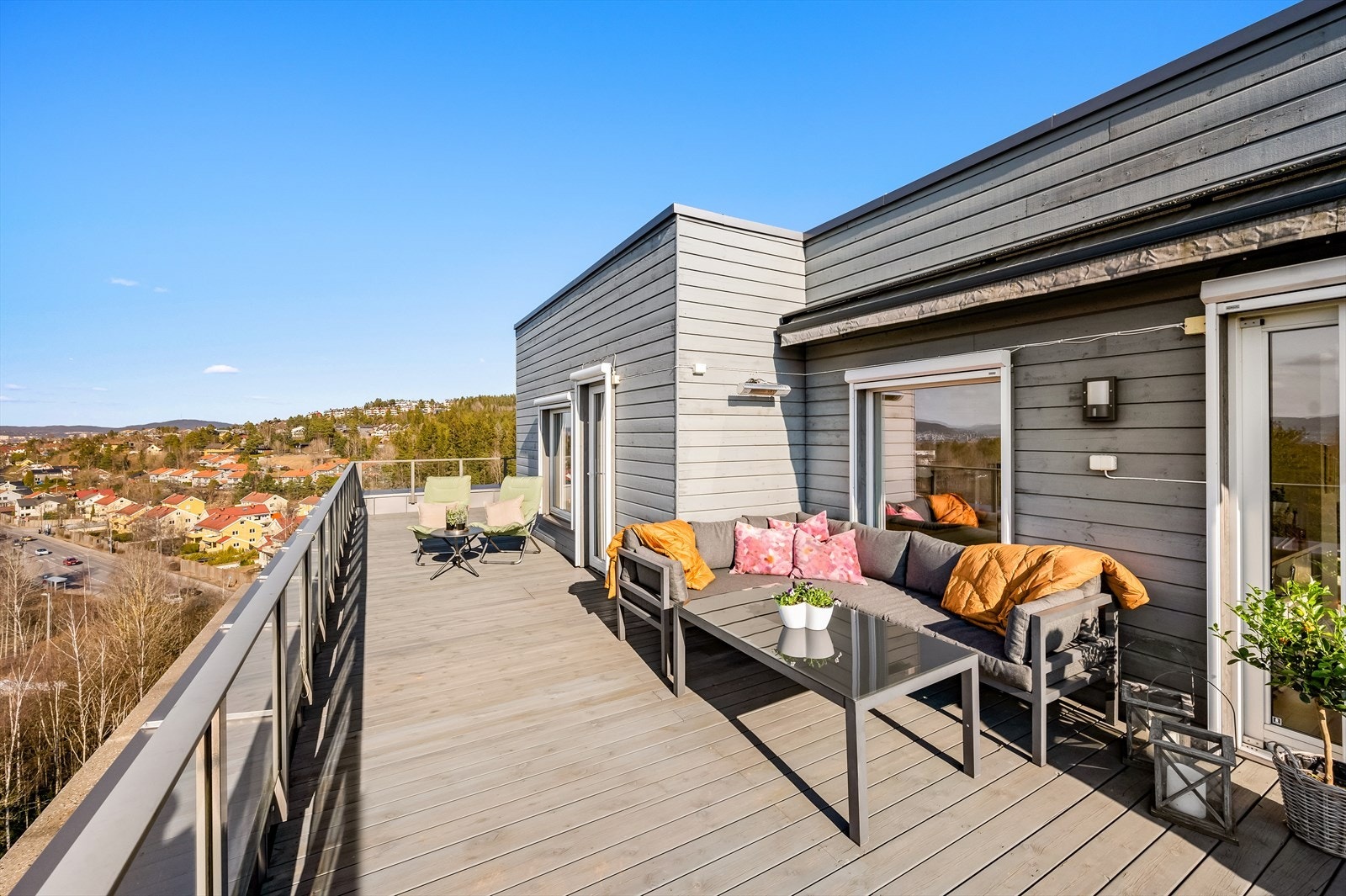 Leiligheten har en stor takterrasse på 62 kvm. Galleribilde