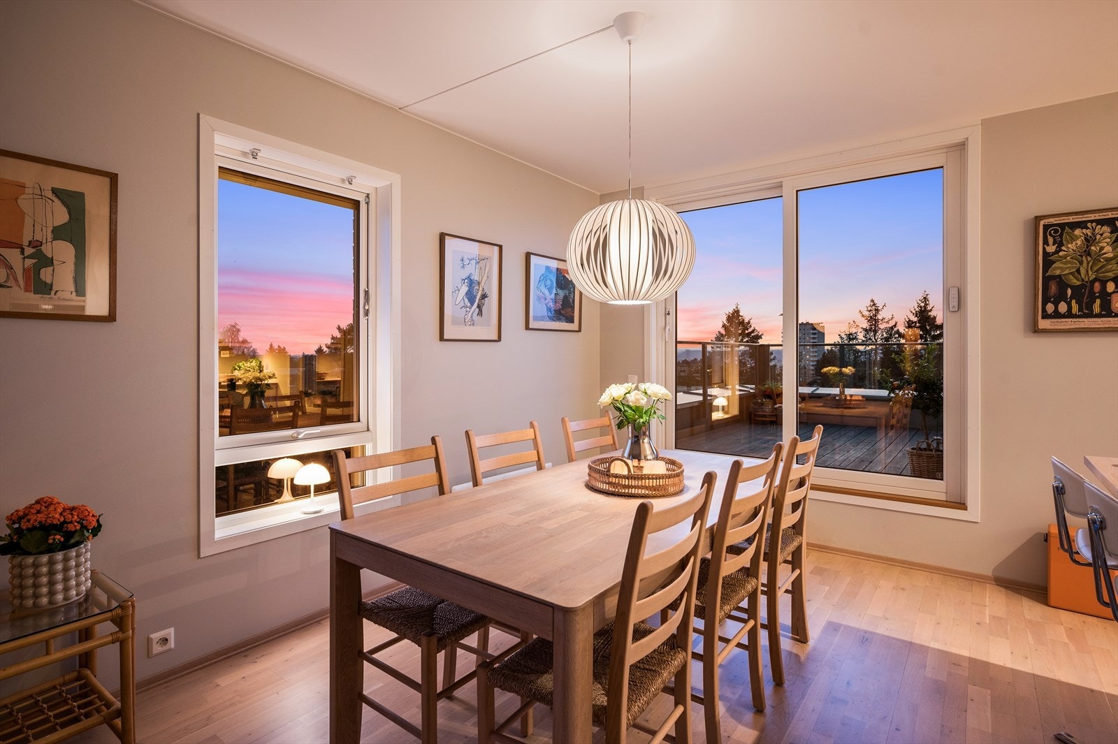 Mellom kjøkkenet og stuedelen er det god plass til et stort spisebord, som gjør det enkelt å samles til måltider eller hygge. Galleribilde