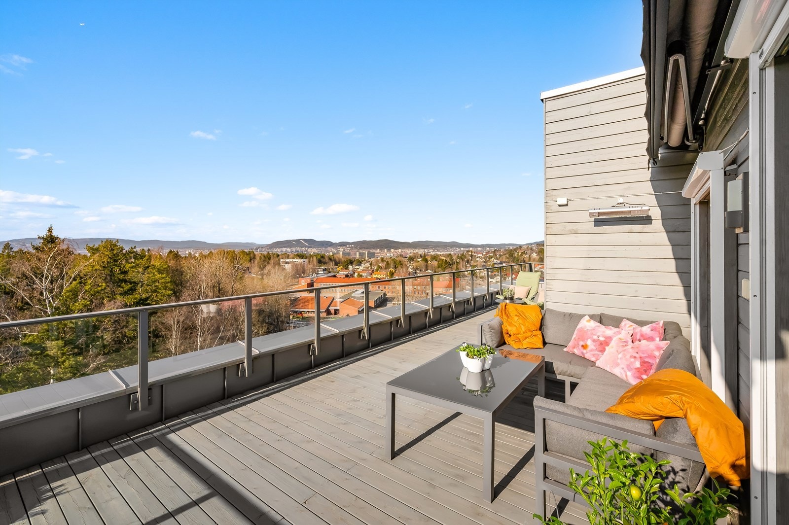 Fra terrassen har man utsikt i flere himmelretninger. Galleribilde