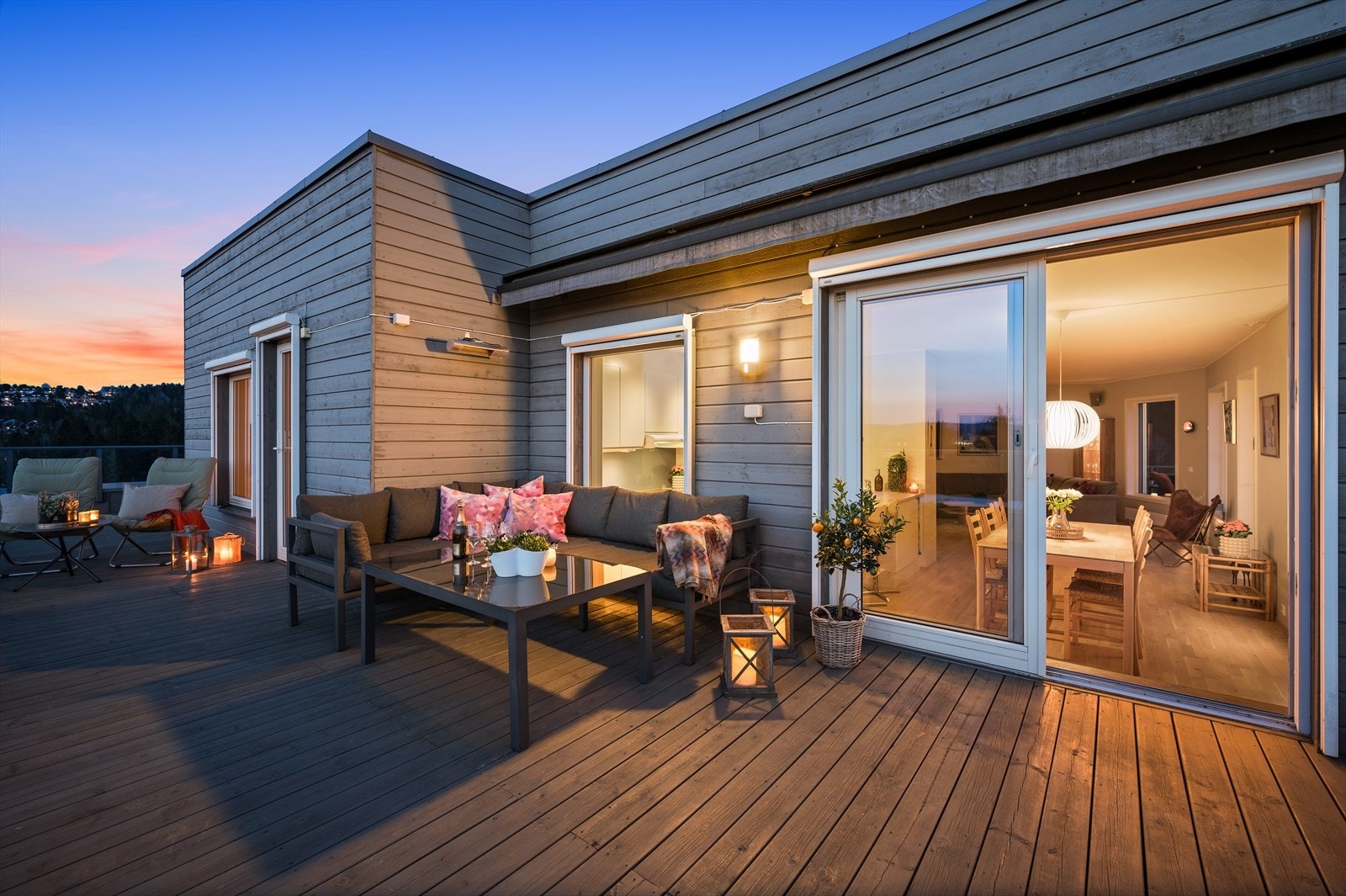 Utgang fra stue/kjøkken til en fantastisk takterrasse hvor late dager og kvelder kan nytes. Galleribilde