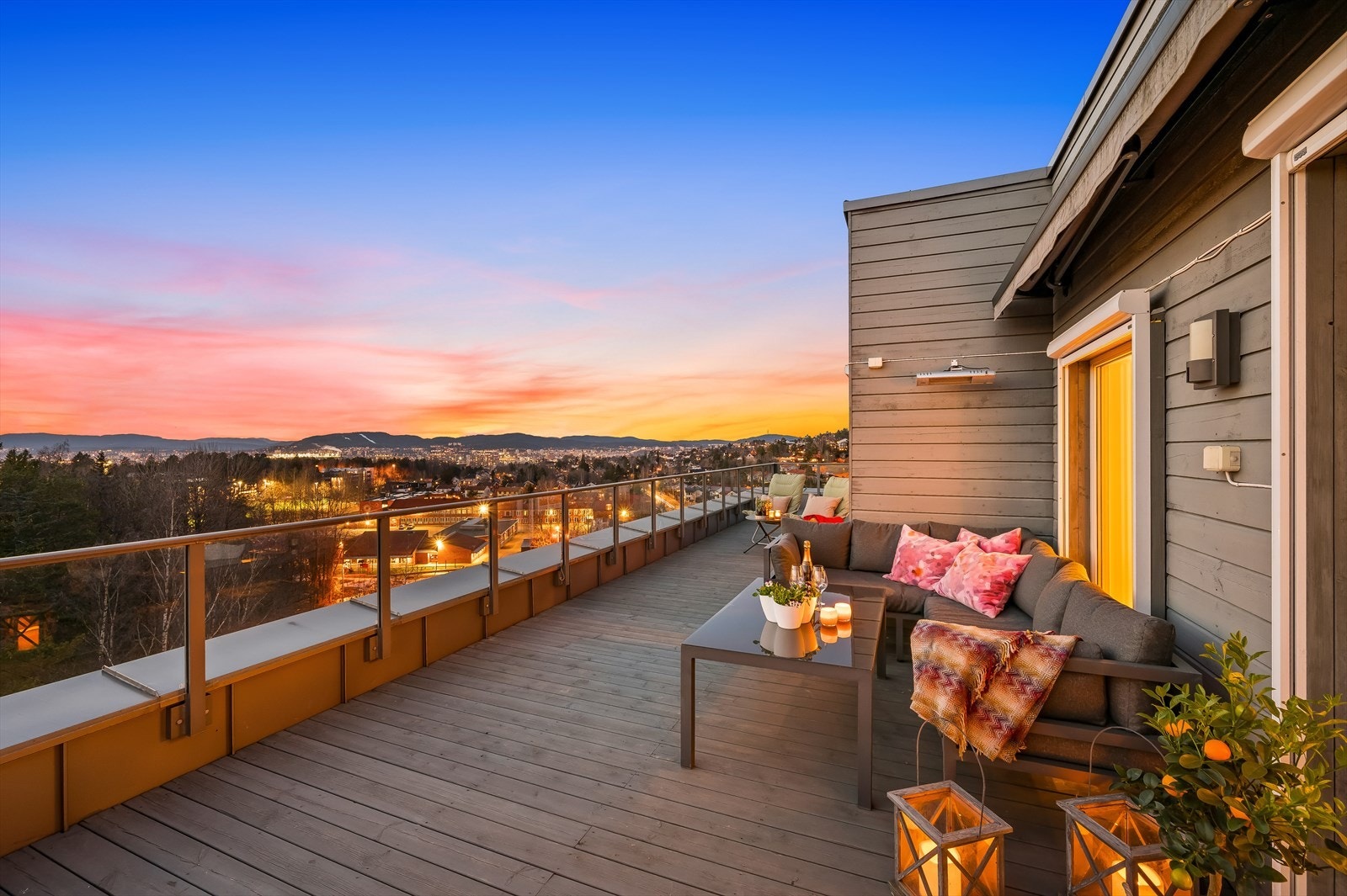 En unik mulighet - Hel toppetasje med takterrasse og balkong med en fantastisk utsikt og svært gode solforhold. Galleribilde