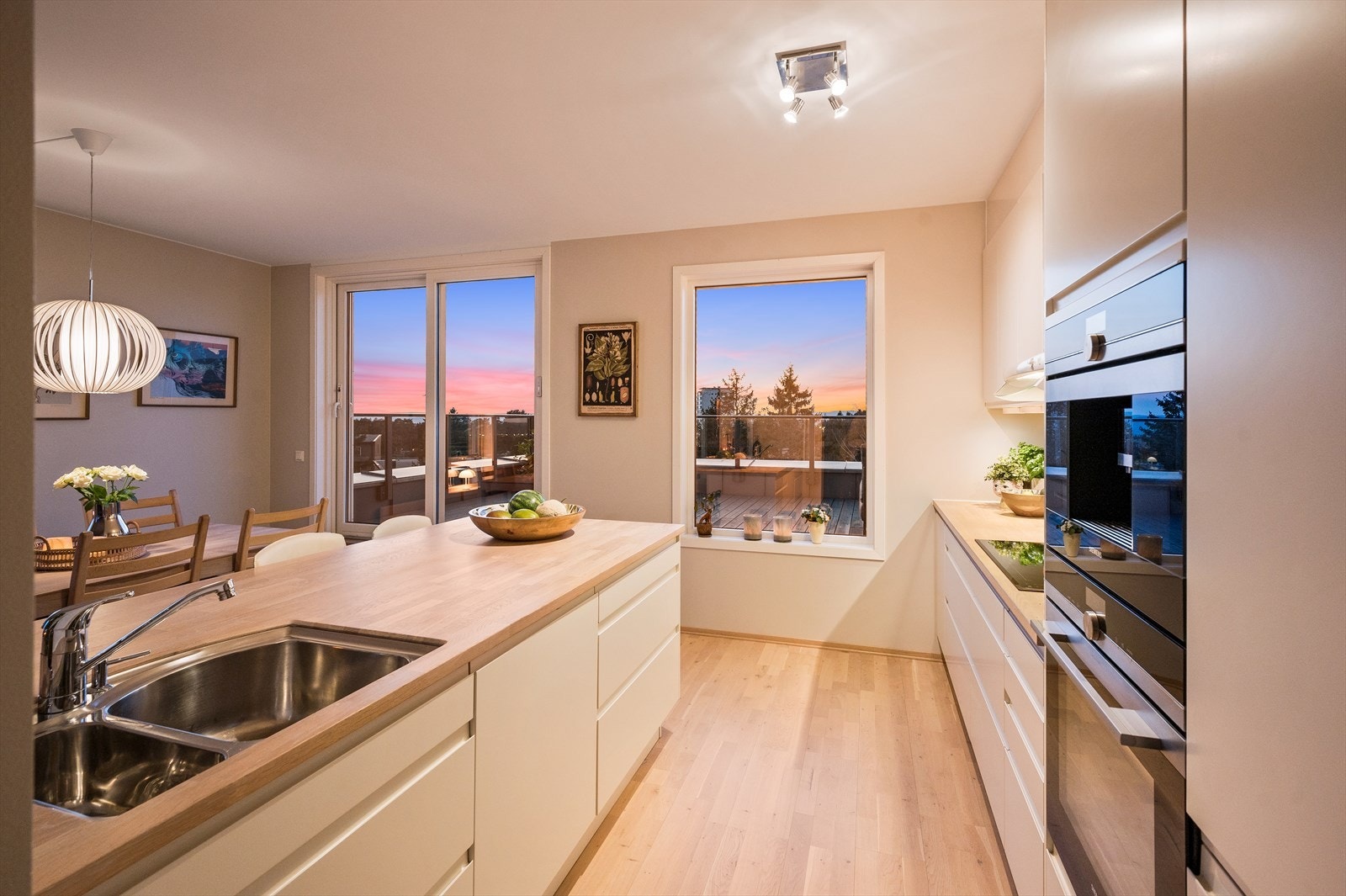 Videre har kjøkkenet heltre benkeplate med nedfelt kum i rustfritt stål, samt at stekeovn, platetopp, oppvaskmaskin, kaffemaskin og kjøl/frys er integrert i kjøkkeninnredningen. Galleribilde