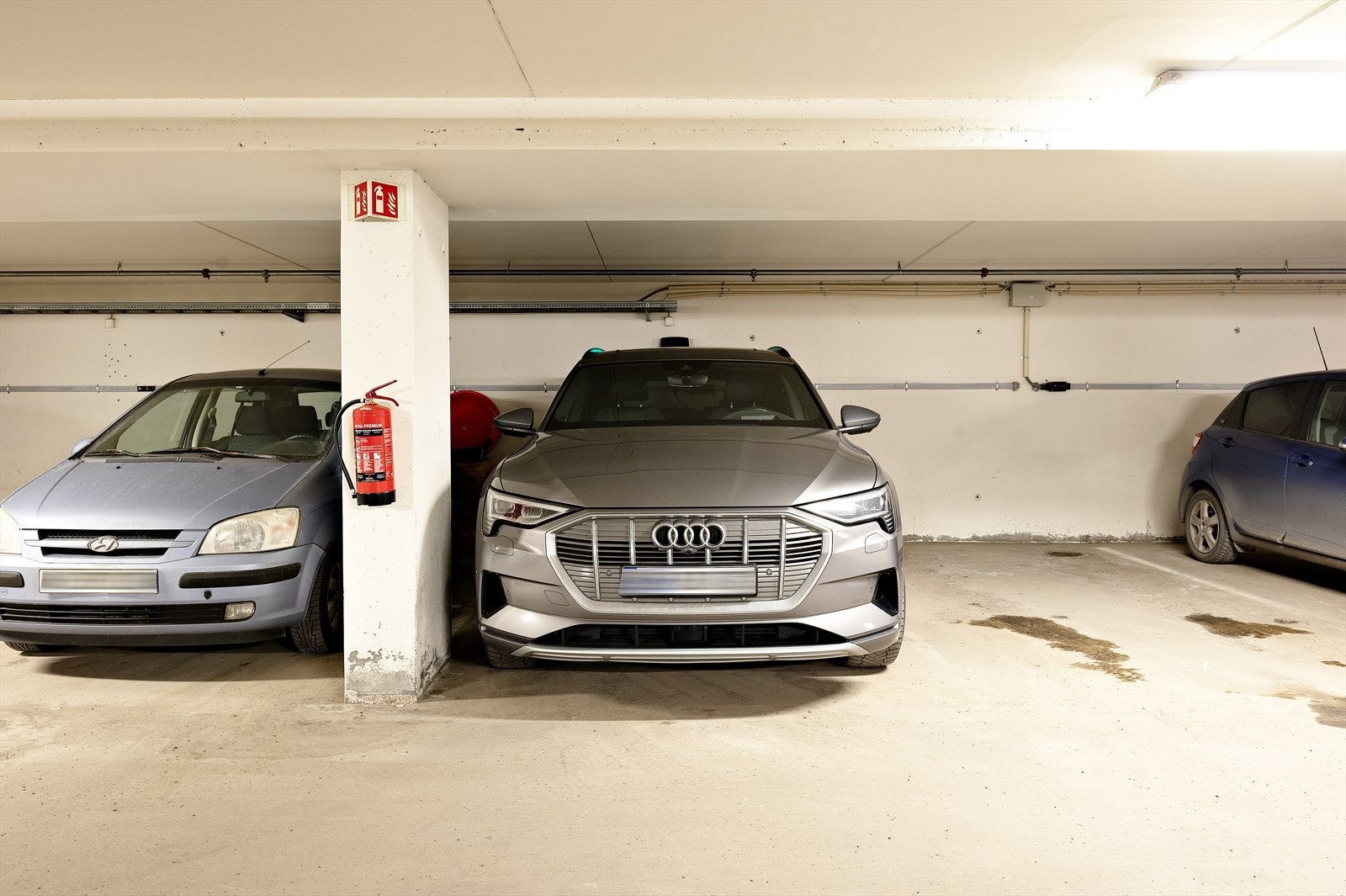 Leiligheten disponerer to parkeringsplasser i felles garasjeanlegg som medfølger. Den ene plassen har el.-bil lader (22 kWh). Galleribilde