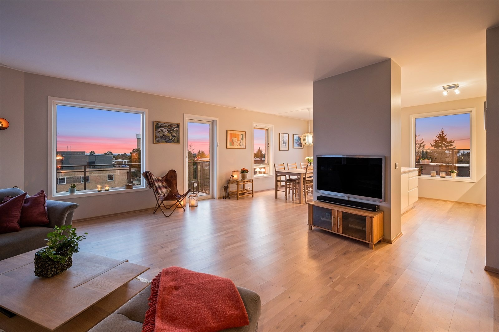 Fra stuen har du direkte utgang til både den flotte takterrassen og balkongen. Galleribilde