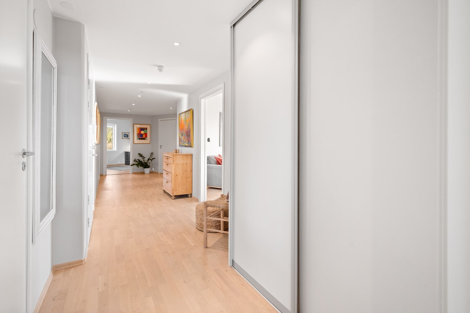 Rommet har en praktisk skyvedørsgarderobe som gir god oppbevaringsplass. I tillegg har du tilgang til en stor, innvendig bod som gir ekstra lagringsmuligheter. Galleribilde