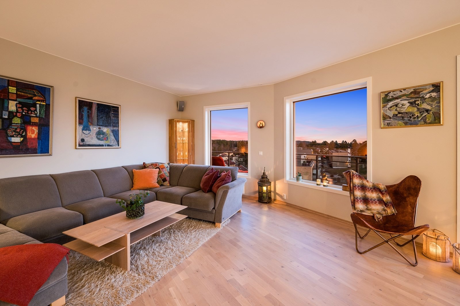 De store vindusflatene, som vender mot flere himmelretninger, sørger for rikelig med naturlig lys som skaper en lys og trivelig atmosfære. Galleribilde