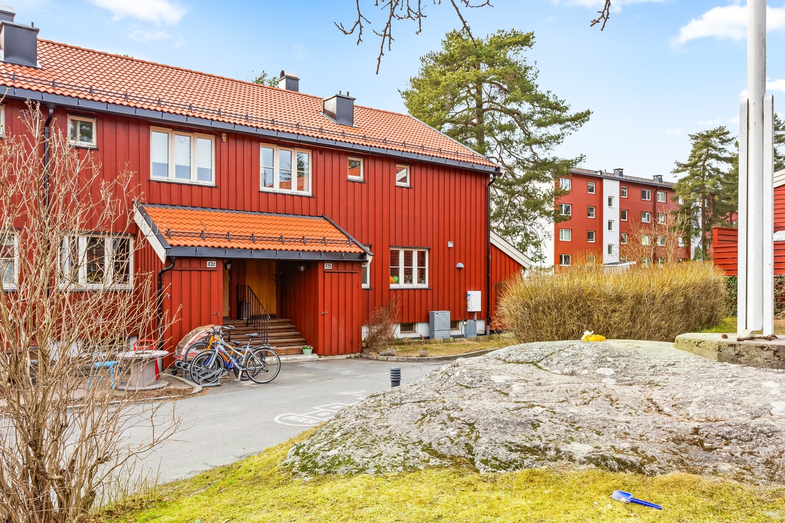 Boligen har et hyggelig inngangsparti. Ute har det blitt bygd en bod med et oppmålt gulvareal på ca. 2,1 kvm. Galleribilde
