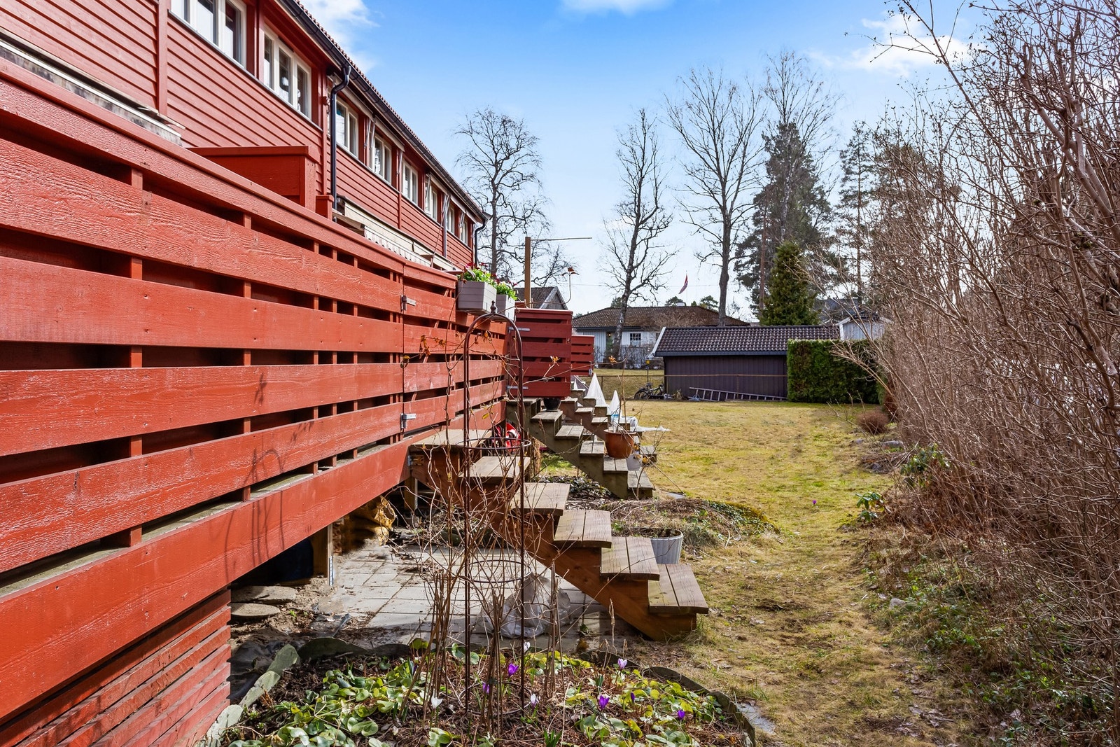 Fra terrassen er det trapp ned til grønt fellesområde, med mulighet til å gå rundt huset til lekeplassen på tunet. Der er det yrende liv og mulighet for masse lek og gøy. Galleribilde