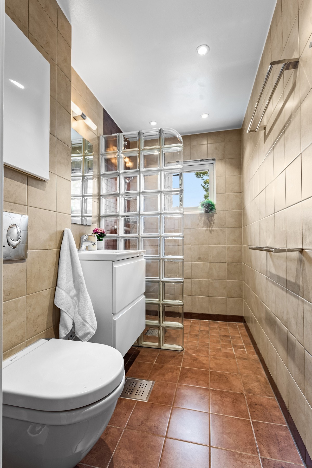 Flislagt baderom med termostatstyrte varmekabler i gulv og LED-downlights i himling. Badet ble rehabilitert av fagfolk i 2012 og har blitt oppgradert med LED-downlights og nye skuffefronter på servantskapet i 2025. Galleribilde